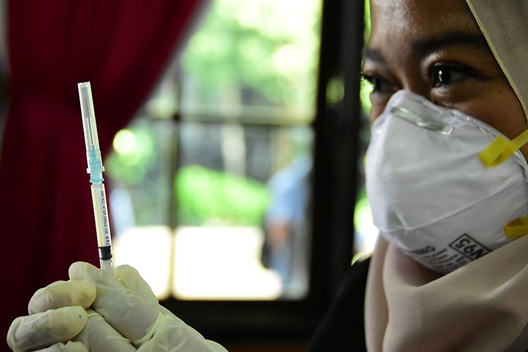 Petugas menyiapkan vaksin yang akan disuntikan kepada warga saat kegiatan vaksinasi Covid-19 massal di Gedung Graha Bhayangkara, Kota Bandung, Sabtu (26/6/2021). Di HUT Ke-75 Bhayangkara, Polrestabes Bandung menggelar pemberian vaksin Covid-19 di 11 titik di wilayah hukumnya dengan kuota sebanyak 14.983 orang.