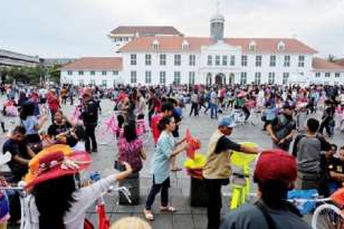Pengunjung memadati kawasan Kota Tua, Jakarta Barat, saat libur hari raya Idul Adha, Senin (12/9). Untuk memberikan kenyamanan bagi pengunjung, pedagang kaki lima mulai ditertibkan dan dilarang berjualan di dalam kawasan Taman Fatahillah. 