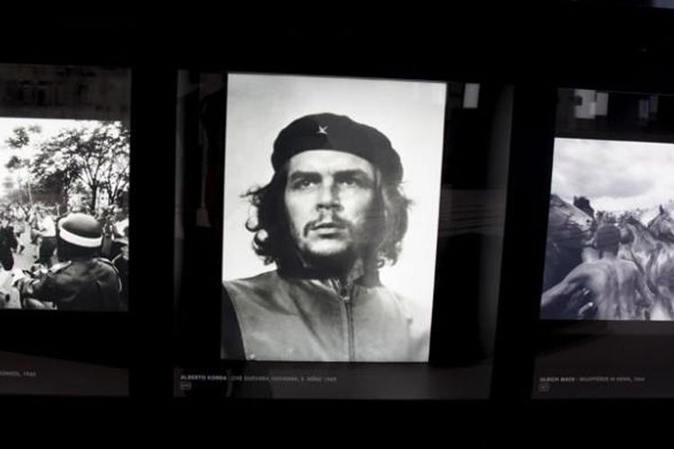Siapa yang tak kenal dengan foto wajah Che Guevara. Foto itu diambil dengan menggunakan kamera Leica. Pengunjung menyaksikan galeri sejumlah foto legendaris yang diambil dengan kamera Leica.
