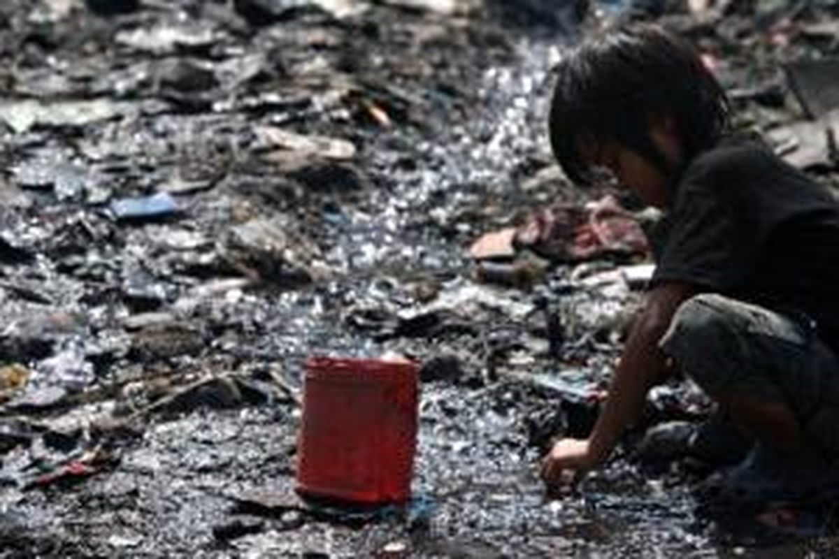 Anak kecil bermain di tempat pembuangan akhir (TPA) Bantar Gebang, Bekasi, Jawa Barat, Selasa (19/10/2010). Tumpukan sampah yang masuk TPA termasuk sampah dari DKI Jakarta sebanyak 6.000 ton per hari