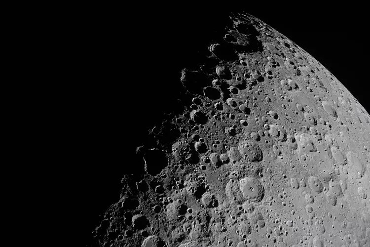 Artemis II juga mengabadikan permukaan Bulan dengan detail yang tajam, termasuk area terminator yaitu garis semu yang memisahkan sisi terang dan sisi gelap permukaan Bulan. 