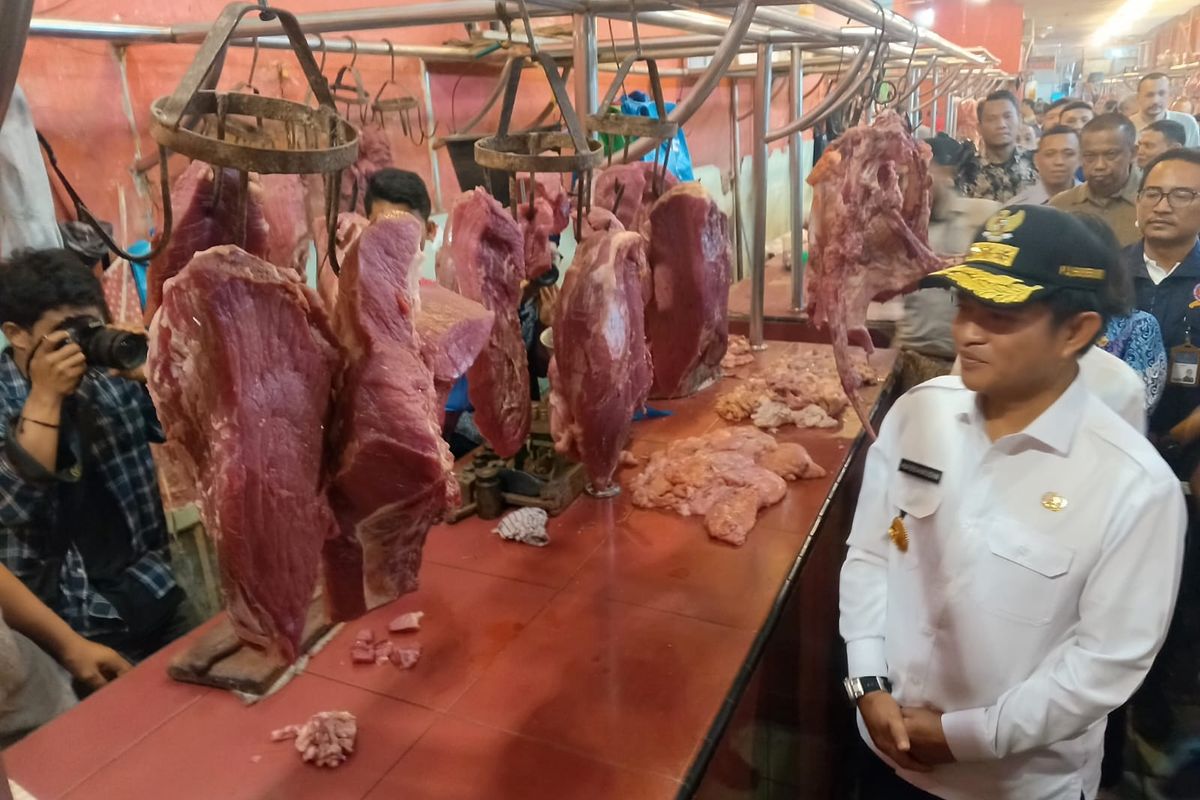 Penjabat (Pj) Gubernur Sumatera Utara (Sumut) Hassanudin saat meninjau ketersediaan dan harga kebutuhan pokok di Pasar Sei Kambing, Medan, Kamis (4/4/2024).