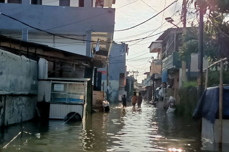 Pemukiman warga di Kelurahan Tegal Alur Jakarta Barat terendam banjir sejak kemarin, Rabu (19/1/2022).