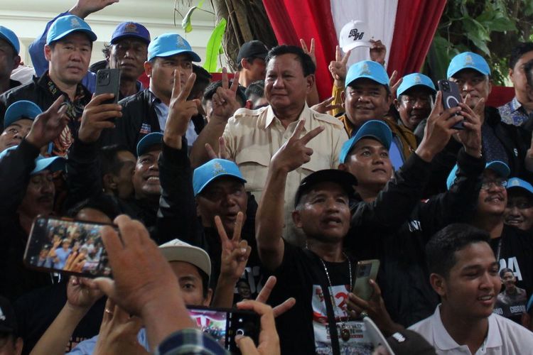 Calon presiden nomor urut 2 Prabowo Subianto berfoto bersama Nelayan Relawan Prabowo-Gibran usai deklarasi dukungan di Jalan Kertanegara, Jakarta, Jumat (12/1/2024). Deklarasi dukungan dari nelayan kepada Prabowo itu diklaim diikuti oleh 1.000 nelayan. ANTARA FOTO/Sanya Dinda/Ak/pras.
