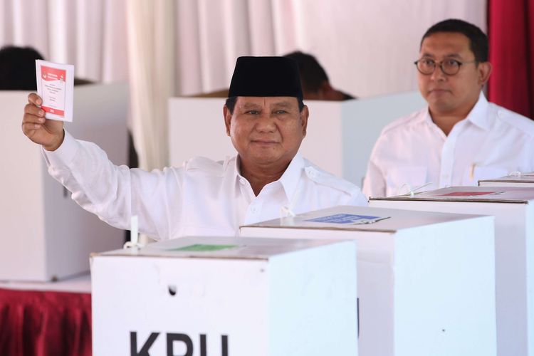 Calon Presiden no urut 02, Prabowo Subianto menggunakan hak pilihnya pada Pemilu 2019 di TPS 041, Bojong Koneng, Babakan Madang, Bogor, Jawa Barat, Rabu (17/04/2019).