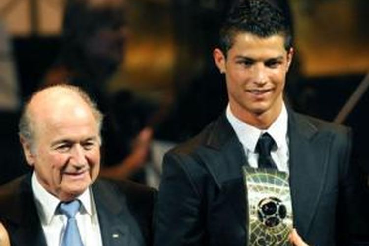 Presiden FIFA Sepp Blatter dan Cristiano Ronaldo