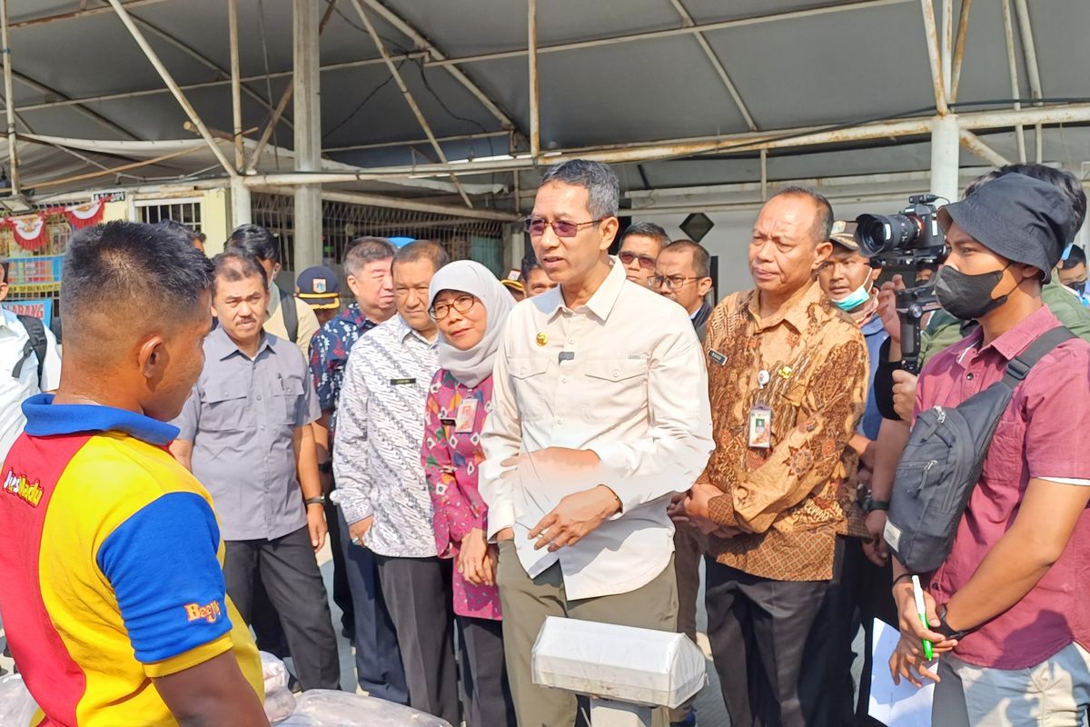 Pj Gubernur DKI Jakarta Heru Budi Hartono saat berkunjung ke Pelabuhan Muara Angke, Penjaringan, Jakarta Utara, Kamis (14/9/2023).