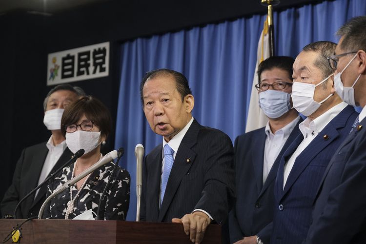 Sekretaris Jenderal Partai Demokrat Liberal (LDP) yang berkuasa di Jepang, Toshihiro Nikai (tengah) berbicara kepada media di markas LDP di Tokyo pada 1 September 2020. [Kazuhiro NOGI/AFP]