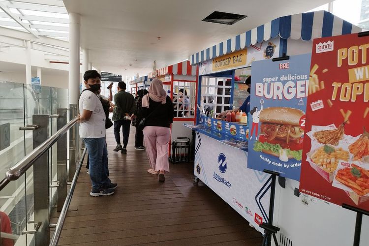 Suasana pengunjung di area kios makanan Festival Tjemilan di Halte Bunderan HI, Menteng, Jakarta Pusat, pada Rabu (1/3/2023) siang. (KOMPAS.com/XENA OLIVIA)