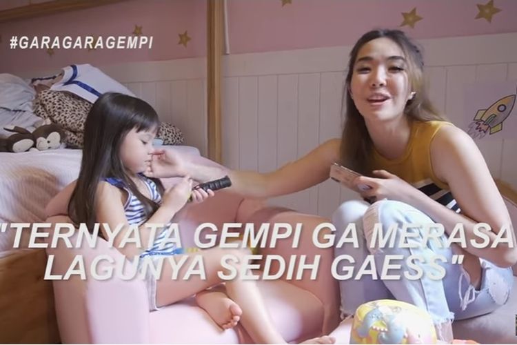 Potongan gambar video Gisella Anastasia dan putrinya Gempita Nora Marten yang sedang membahas tagar #garagaragempi.