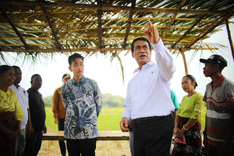Menteri Pertanian (Mentan) Andi Amran Sulaiman mendampingi Wakil Presiden Gibran Rakabuming dalam kunjungan kerja di Desa Kolisia, Kecamatan Magepanda, Kabupaten Sikka, Nusa Tenggara Timur (NTT), Selasa (6/5/2025).