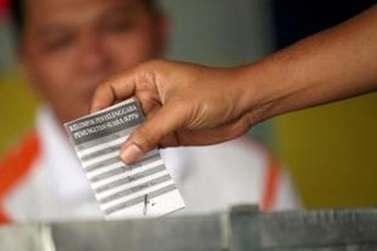Warga menyalurkan hak suaranya dalam Pemilihan Umum Kepala Daerah Kota Tangerang periode 2013-2018 di TPS 04, Larangan Selatan, Larangan, Kota Tangerang, Banten, Sabtu (31/8).
