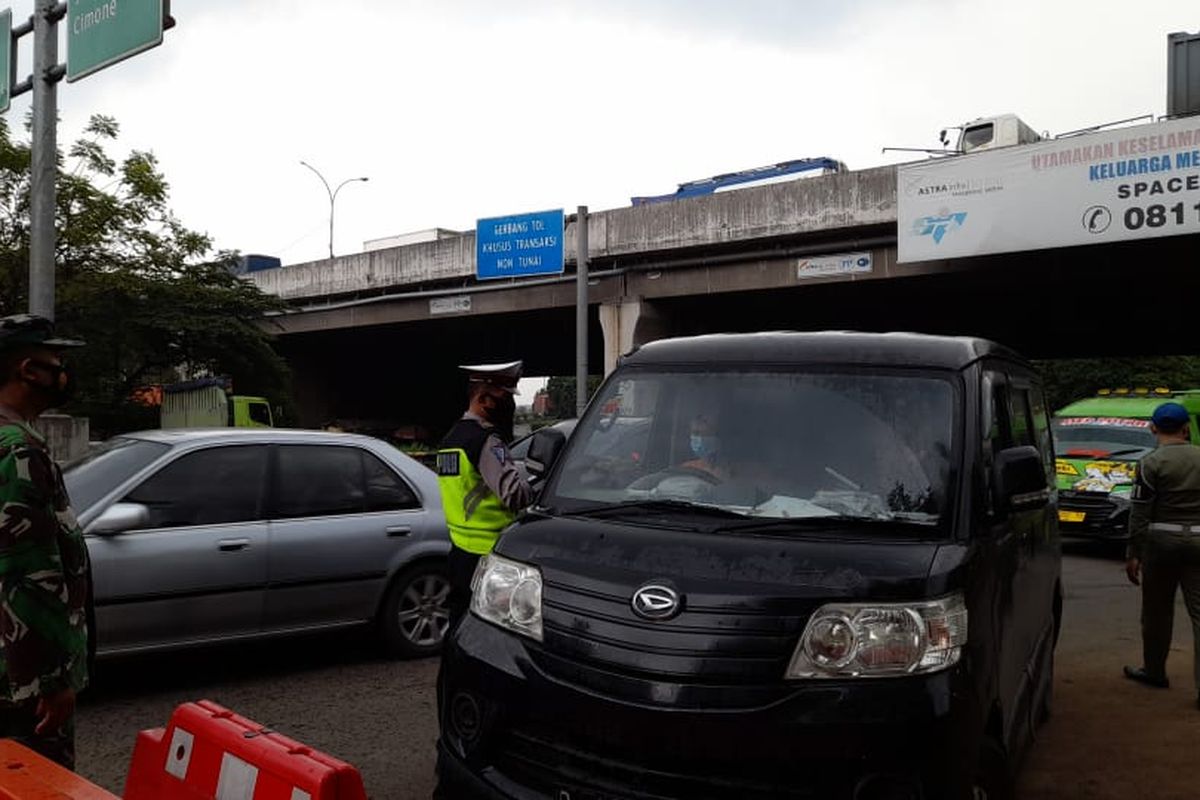 Sejumlah kendaraan pribadi yang terindikasi hendak mudik Lebaran 2021 diberhentikan dan diperiksa petugas di Pos Penyekatan Gerbang Tol Betung, Kabupaten Tangerang, Kamis (6/5/2021).