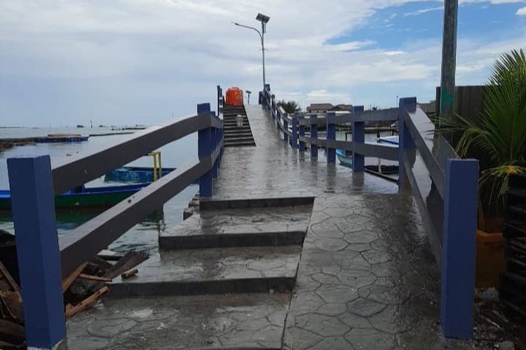 Tanggul jalan lingkar selesai dibangun di Pulau Kelapa, Kepulauan Seribu sejak Desember 2022. Proyek ini menelan biaya hingga Rp 34 miliar menggunakan dana APBD. 