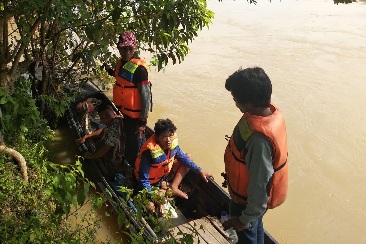 Tumenggung Celitai dibantu masyarakat dan Tim SAR saat mencari Nyilat yang tenggelam di Sungai Batanghari