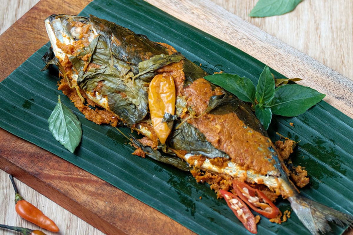 Pepes ikan khas Nusantara dengan bumbu rempah yang meresap