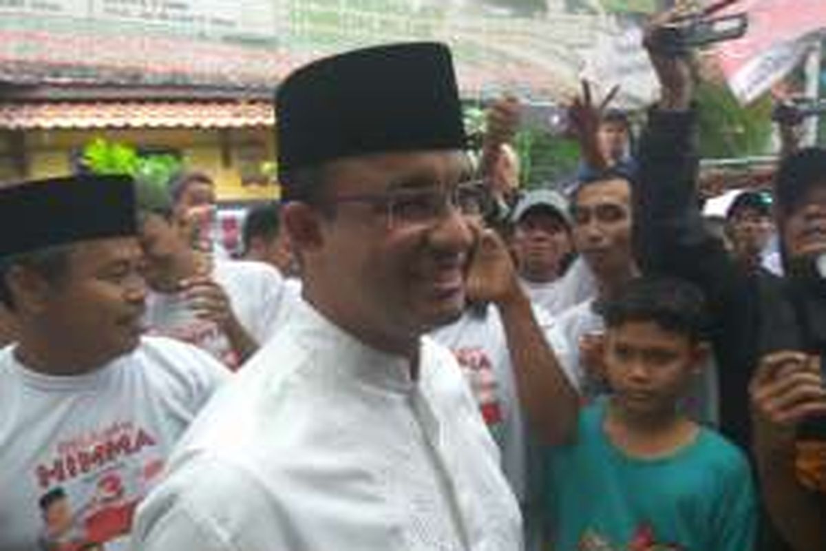 Calon gubernur DKI Jakarta Anies Baswedan berkampanye di Jalan Persatuan, Kebon Jeruk, Jakarta Barat, Senin (5/12/2016).