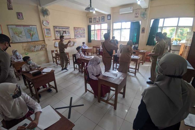 Bupati Banyumas Achmad Husein memantau uji coba PTM di SD Negeri Sokanegara 1, Kecamatan Purwokerto Timur, Kabupaten Banyumas, Jawa Tengah, Senin (12/4/2021).