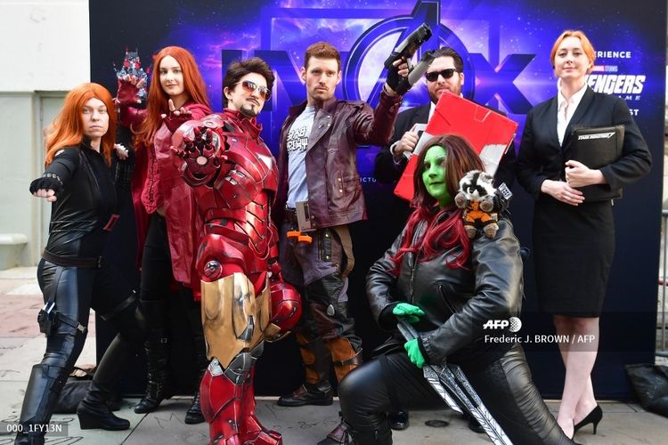 Para penggemar berkostum Avengers berfoto bersama saat mengikuti lomba kostum menjelang pemutaran perdana Avengers: Endgame di TCL Chinese Theater di Hollywood, California, Kamis (25/4/2019). 