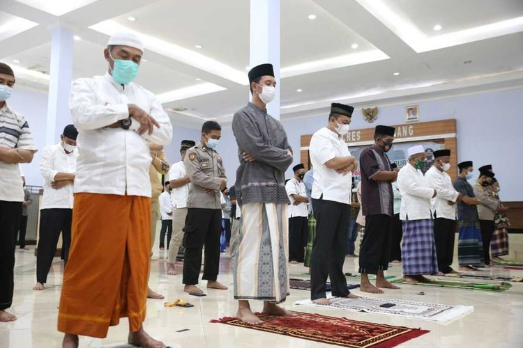 Anggota kepolisian menggelar Shalat Ghaib dan doa bersama, ditujukan kepada para kru KRI Nanggala 402, di Mapolres Jombang, Jawa Timur, Senin (26/4/2021) malam.