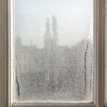 Ilustrasi kaca jendela kotor akibat air hujan. 
