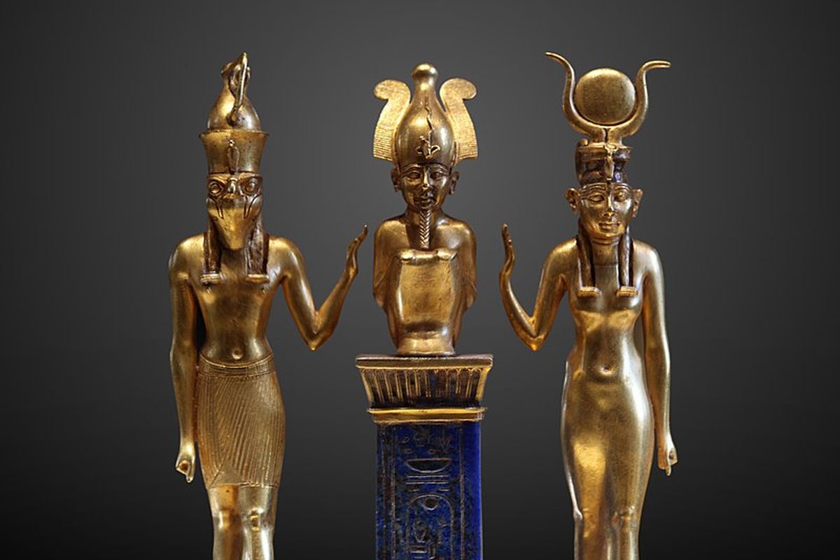 Horus (kiri), Osiris (tengah) dan Isis (kanan) merupakan dewa terpenting Mesir Kuno.