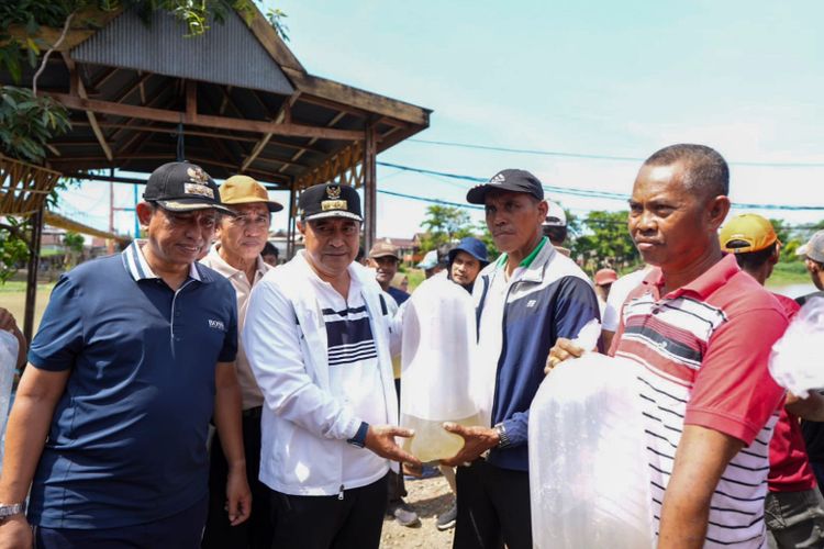 Pj Gubernur Sulsel Bahtiar Baharuddin menebar 1 juta benih ikan nila dan 10.000 benih ikan mas bersama Bupati Wajo Amran Mahmud dan nelayan. 