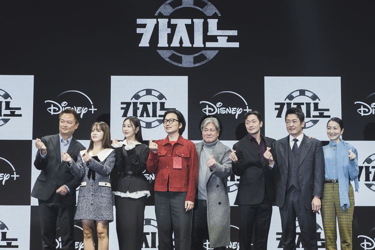 Sutradara Kang Yoon Sung dan para pemeran drama Korea Big Bet saat konferensi pers, Rabu (14/12/2022) di Korea Selatan.