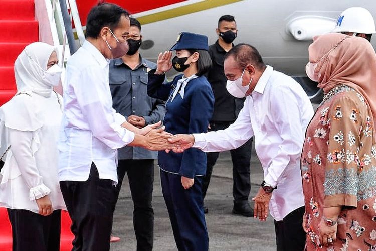 Gubernur Sumut Edy Rahmayadi bersama Ketua TP-PKK Provinsi Sumut Nawal Lubis menyambut kedatangan Presiden Jokowi dan Ibu Negara, Iriana di Lanud Soewondo Medan, Selasa (5/7/2022). Dok: Diskominfo Sumut