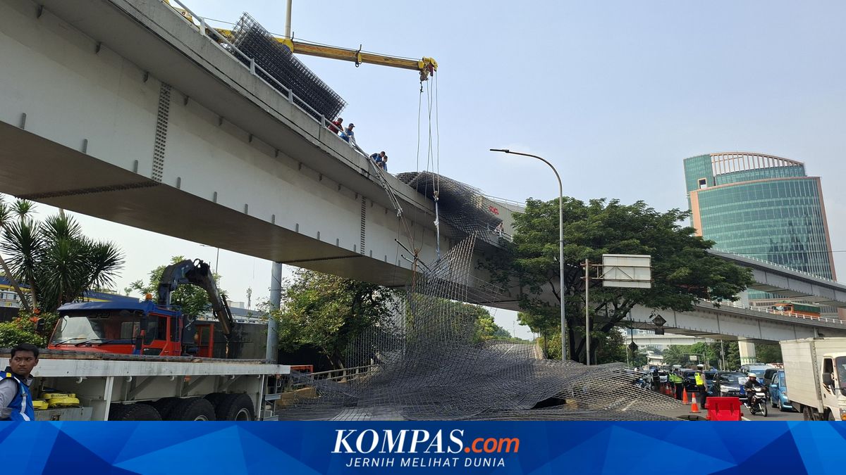 Truk Terguling di Tol Kebon Jeruk, Flyover dan Pintu Keluar Arah Grogol Tertutup Besi