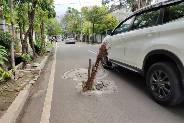 Tutup bak kontrol tutup sumur resapan yang berada di Jalan Intan, Cilandak Barat, Cilandak, Jakarta Selatan, jebol. Hal itu terpantau pada Jumat (14/1/2022).