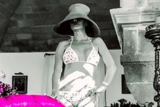 Catherine Zeta-Jones Tetap Percaya Diri Pakai Bikini di Umur 51