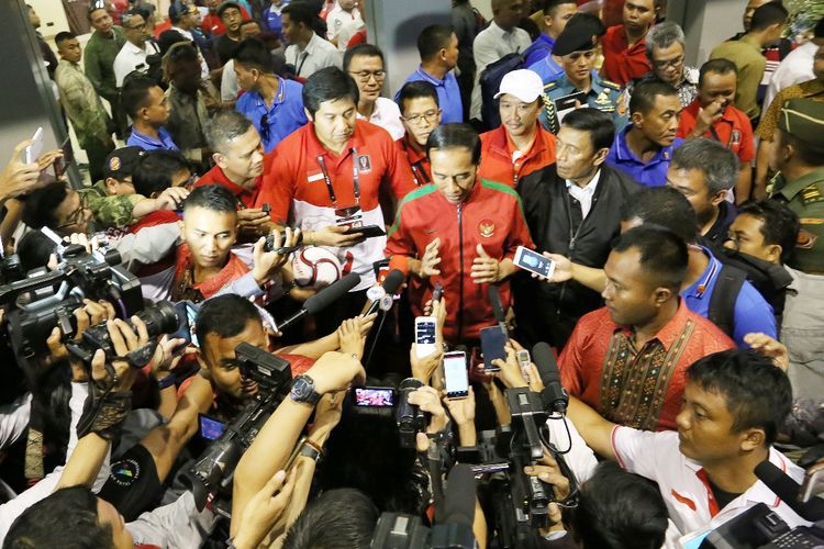 Presiden Joko Widodo saat memberikan keterangan soal Piala Presiden. 