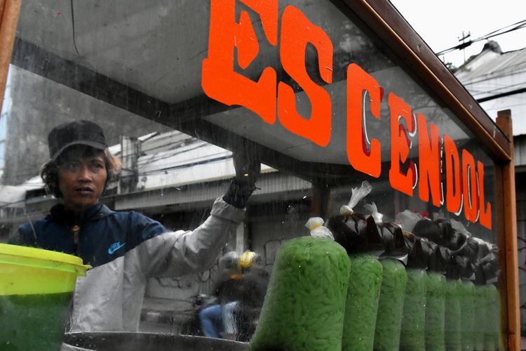 Para pedagang es cendol elizabeth menjajalkan cendolnya di Jalan Otista, Kota Bandung, Jawa Barat. Para pedagang ini biasa keluar setiap bulan Ramadhan.