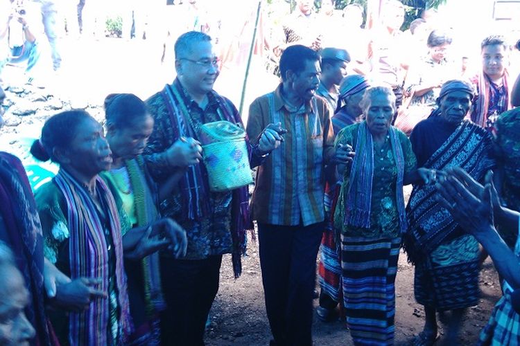 Menteri Desa Pembangunan Daerah Tertinggal dan Transmigrasi Eko Putro Sandjojo (tengah kaca mata) saat menari lego lego bersama warga Desa Teluk Kenari, Kecamatan Teluk Mutiara, Senin (20/3/2017)