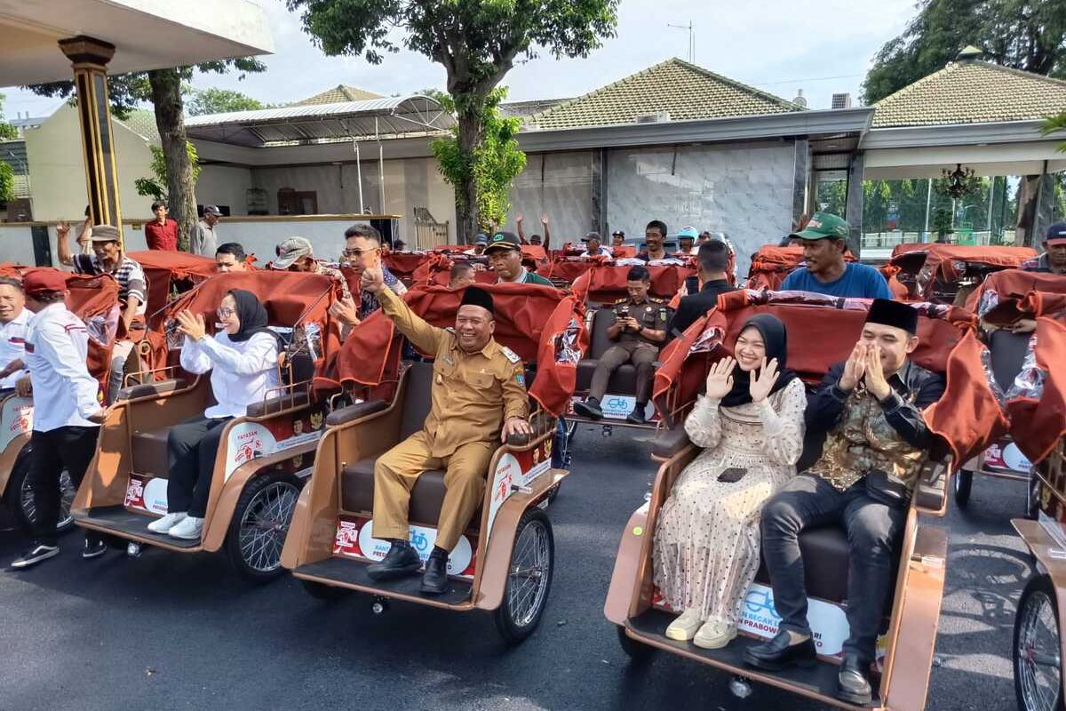 100 tukang becak di Kabupaten Jombang, Jawa Timur, menerima bantuan becak listrik dari Presiden RI Prabowo Subianto yang disalurkan melalui Yayasan Gerakan Solidaritas Nasional (GSN), di Pendopo Kabupaten Jombang, Senin (24/11/2025).