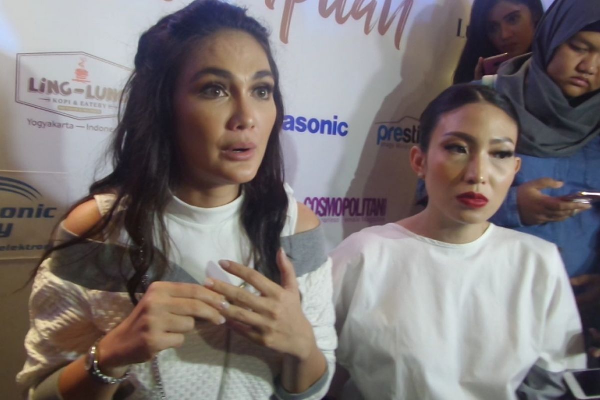 Luna Maya (kiri) dan Ayu Dewi diwawancara usai perayaan ulang tahun kedua Luna Habit di Mall Kota Kasablanka, Jakarta Selatan, pada Kamis (20/4/2017) malam.