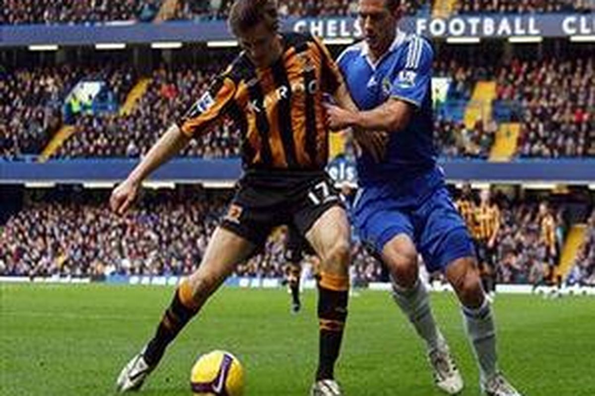 Gelandang Chelsea, Frank Lampard (kanan) beradu dengan pemain Hull City, Kevin Kilbane pada pertandingan musim lalu. Chelsea diramalkan bakal menang pada pertemuan Sabtu (15/8).
