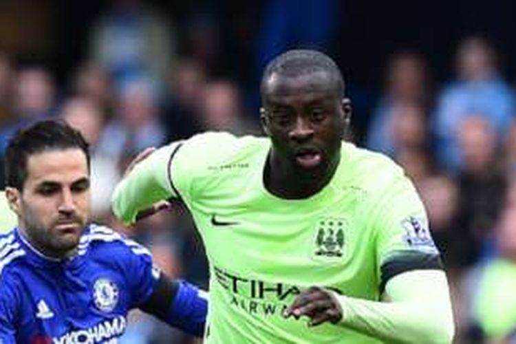 Yaya Toure dibayangi Cesc Fabregas pada duel lini tengah Manchester City vs Chelsea di Stamford Bridge, Sabtu (16/4/2016). 