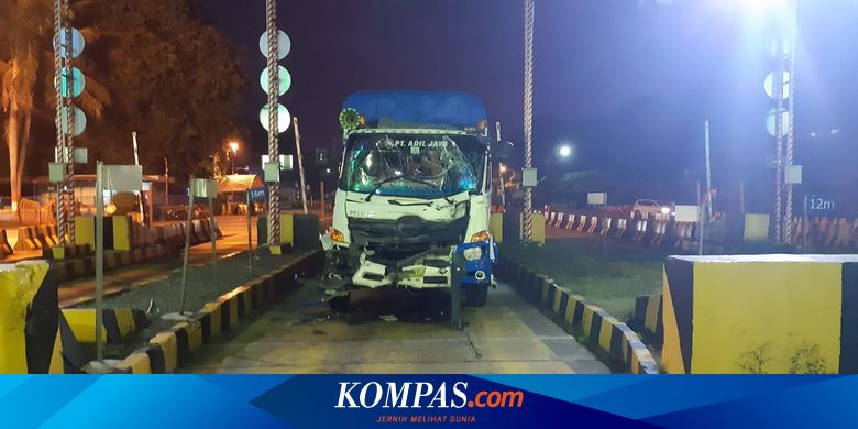 Diduga Rem Blong, Truk Pengangkut Pupuk 45 Ton Kecelakaan di Pelabuhan Bakauheni - Vimarsana News