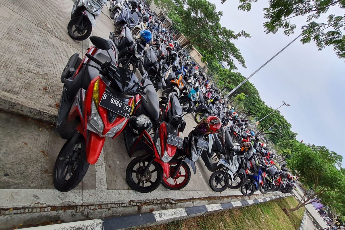 Ilustrasi parkir motor di bandara