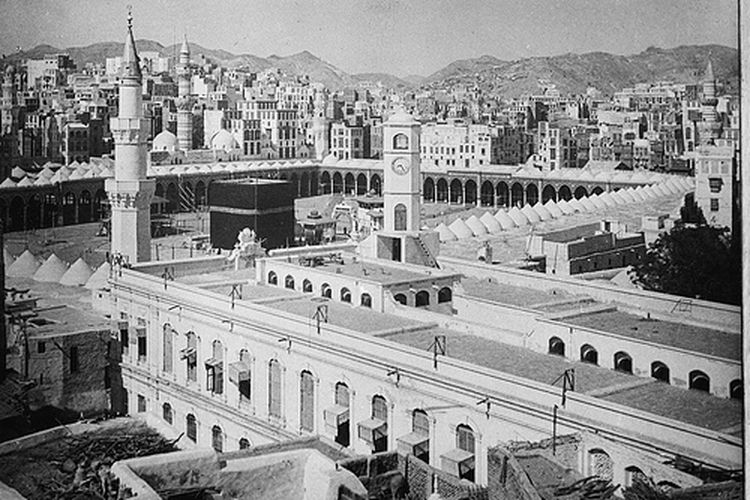 Masjidil Haram dan Ka'bah di Mekkah, Arab Saudi pada tahun 1910. Saat itu, wilayah ini berada di bawah Kerajaan Hijaz.