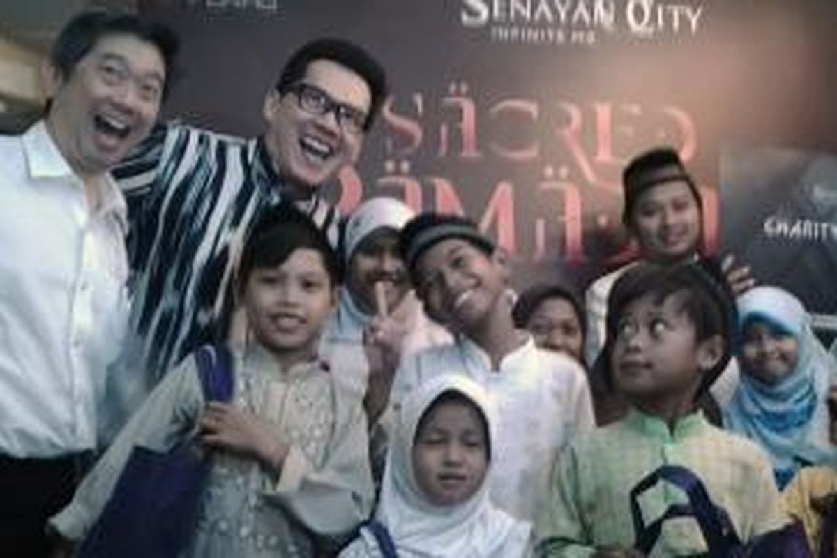 Kiri-kanan: Ronald Lim, Center Director Senayan City dan Veri Y Setiady, CEO Senayan City bersama anak-anak Panti Asuhan penerima donasi senilai Rp 10 juta dalam kegiatan Senayan City Sacred Ramadhan 