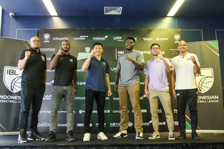 Perwakilan pemain yang akan tampil di play off Indonesian Basketball League (IBL) 2022 mulai Sabtu (13/8/2022) di Gor C-Tra Arena Bandung. Dari kiri Arki Dikania Wisnu (Satria Muda Pertamina), Akeem Scott (RANS PIK Basketball), Abraham Damar Grahita (Prawira Bandung), Anton Waters (Amartha Hangtuah), Widyanta Putra Teja (West Bandits Combiphar), Kaleb Ramot Gemilang (Dewa United Surabaya).