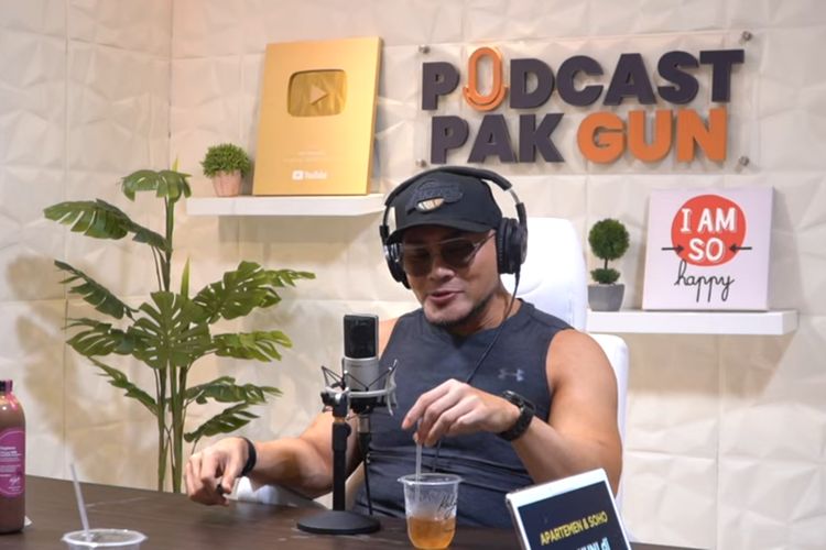 Deddy Corbuzier saat jadi bintang tamu di Podcast Pak Gun