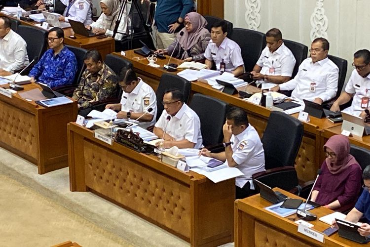 Menteri Dalam Negeri Tito Karnavian saat menghadiri rapat bersama Badan Legislasi DPR membahas RUU Daerah Khusus Jakarta, di Kompleks Parlemen Senayan, Jakarta, Rabu (13/3/2024).