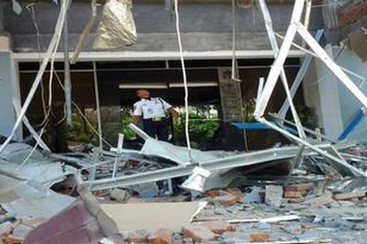 Gedung Taspen di Jalan Tamansari, Banda Aceh rusak akibat getaran gempa 8,5 SR yang berpusat di tenggara Simeulue, Aceh, Rabu (11/4/2012). Akibat kerusakan tersebut, layanan kantor tersebut harus dipindahkan ke tenda darurat yang didirikan di halaman gedung itu, Kamis (12/4/2012).