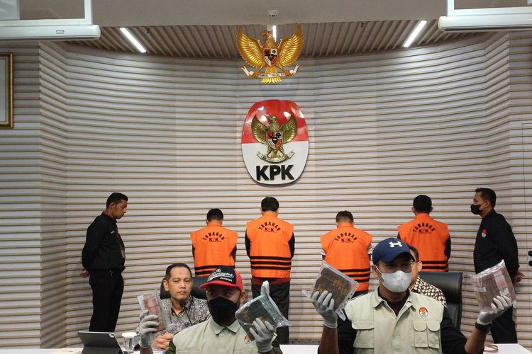 Komisi Pemberantasan Korupsi (KPK) menetapkan Bupati Labuhanbatu, Sumatera Utara (Sumut), Erik Adtrada Ritonga sebagai tersangka dugaan suap, Jumat (12/1/2024).