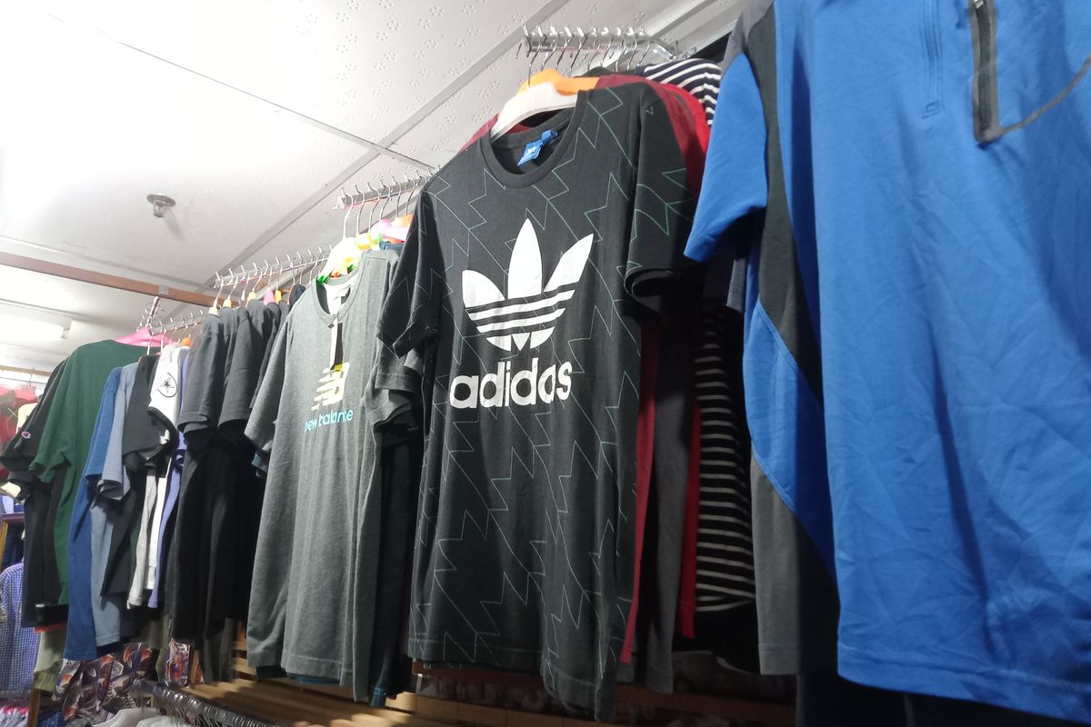 Kaos-kaos branded yang dijual di kios Thrift di Metro Atom Pasar Baru, Jakarta pusat.