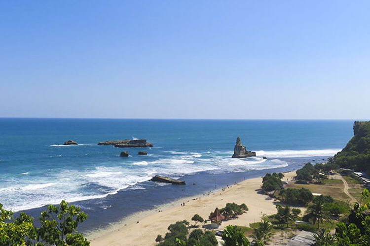 Keindahan Pantai Buyutan dilihat dari tebing sebelah timur.